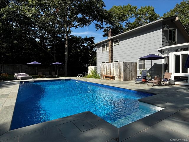17 Columbine S, Hampton Bays, NY 11946