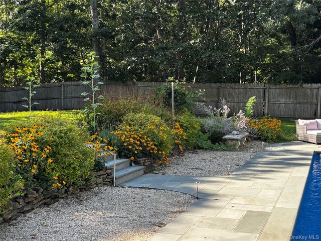 17 Columbine S, Hampton Bays, NY 11946