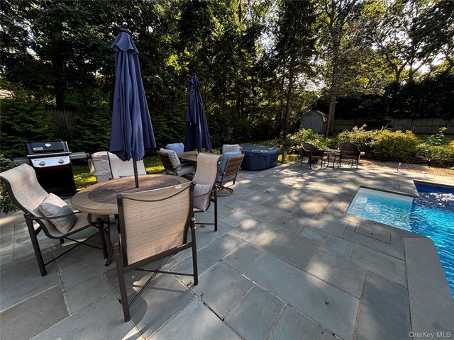 17 Columbine S, Hampton Bays, NY 11946