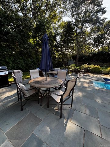 17 Columbine S, Hampton Bays, NY 11946