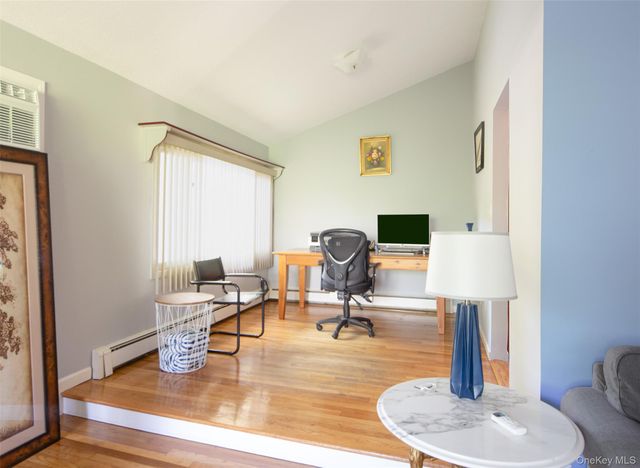 17 Columbine S, Hampton Bays, NY 11946