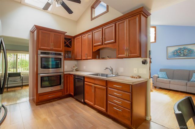 17 Columbine S, Hampton Bays, NY 11946