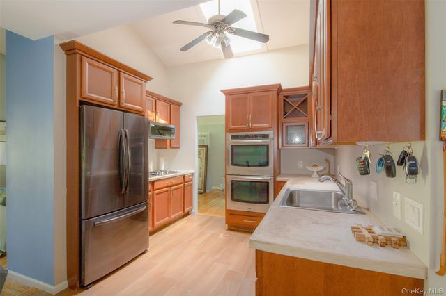 17 Columbine S, Hampton Bays, NY 11946