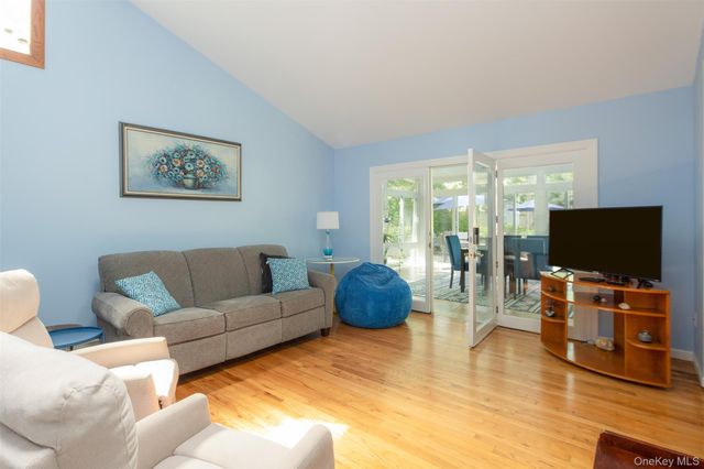 17 Columbine S, Hampton Bays, NY 11946