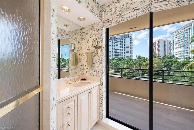 4400 Gulf Shore Blvd N Apt 305, Naples, FL 34103