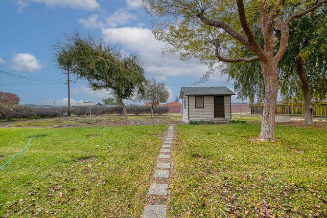 13130 S Henderson Road, Caruthers, CA 93609
