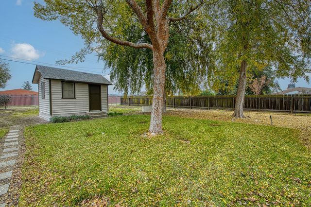13130 S Henderson Road, Caruthers, CA 93609