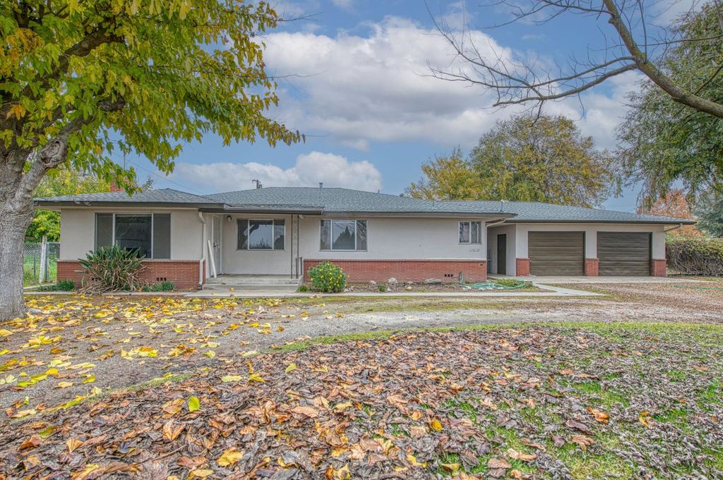 13130 S Henderson Road, Caruthers, CA 93609