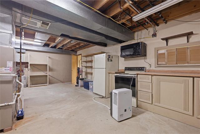 717 Zubal Rd, Washington Twp, PA 15613