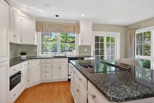 4 Jackson Pond Rd 4, Dedham, MA 02026