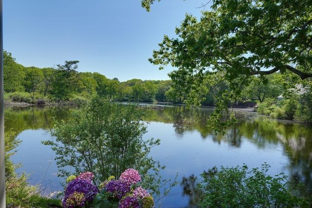 4 Jackson Pond Rd 4, Dedham, MA 02026