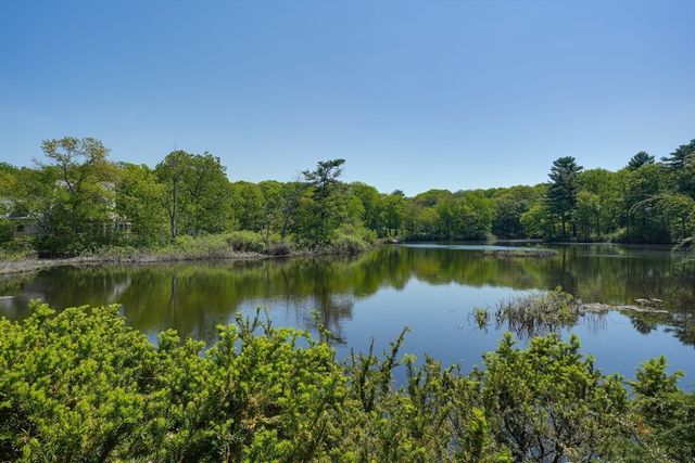 4 Jackson Pond Rd 4, Dedham, MA 02026