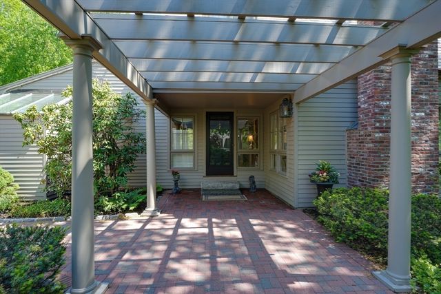 4 Jackson Pond Rd 4, Dedham, MA 02026