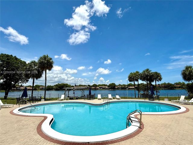 671 NE 195th St 205E, Miami, FL 33179