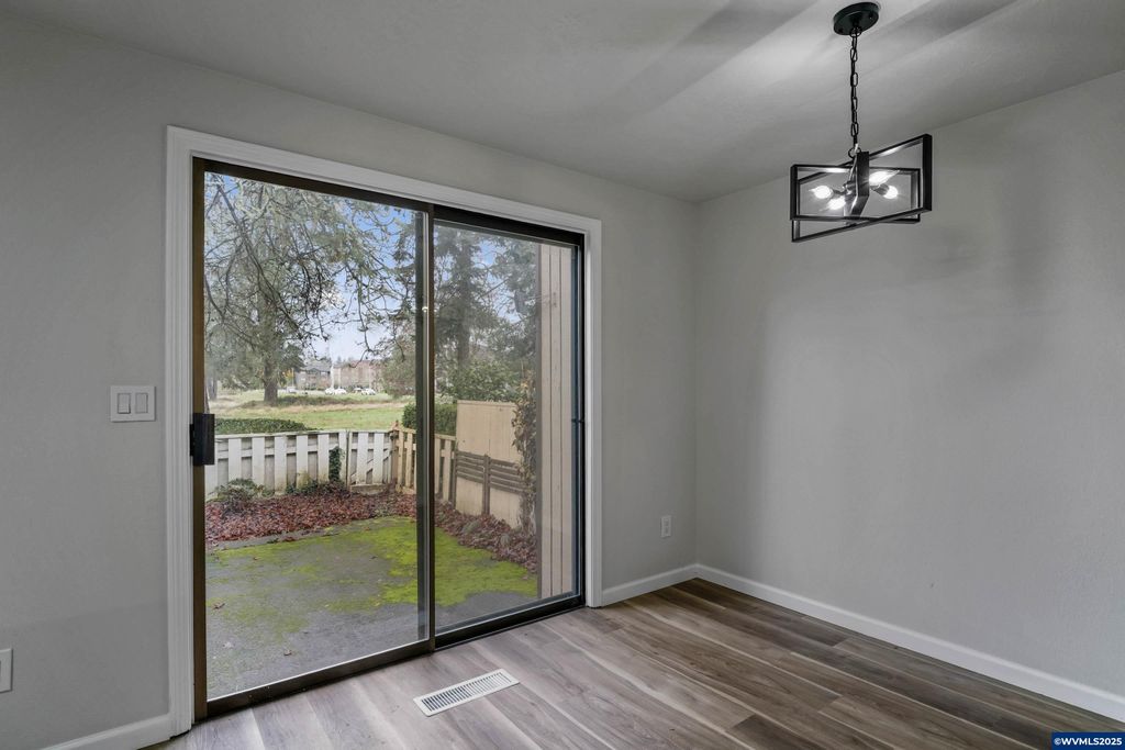 Image 10 of property listing at 6315 Fairway Av SE, Salem, OR 97306