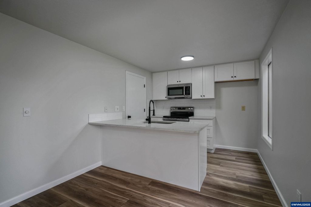 Image 12 of property listing at 6315 Fairway Av SE, Salem, OR 97306