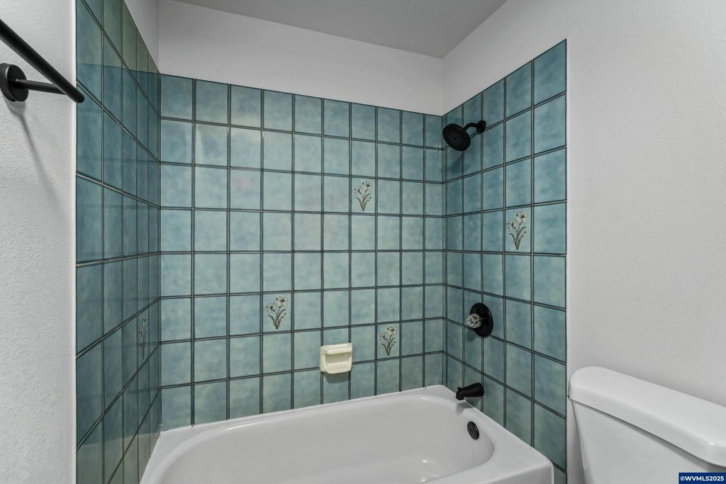 Image 23 of property listing at 6315 Fairway Av SE, Salem, OR 97306