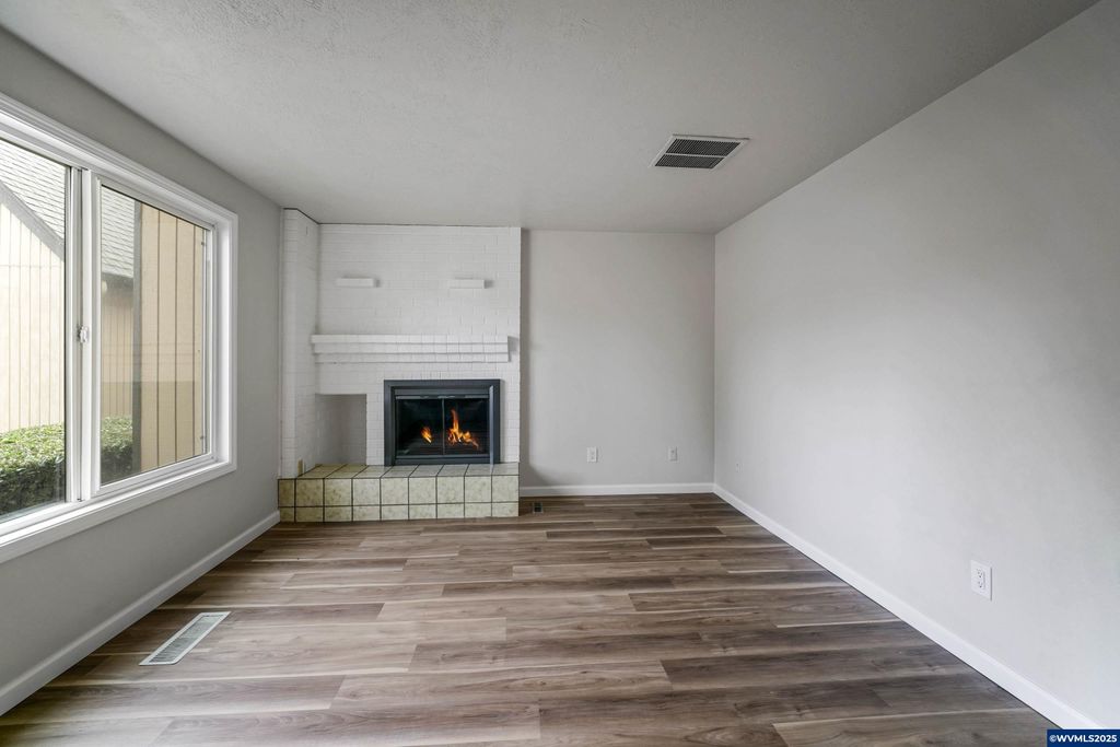 Image 5 of property listing at 6315 Fairway Av SE, Salem, OR 97306