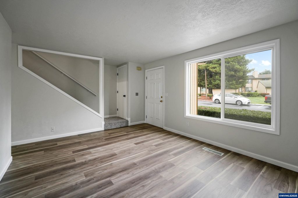 Image 6 of property listing at 6315 Fairway Av SE, Salem, OR 97306