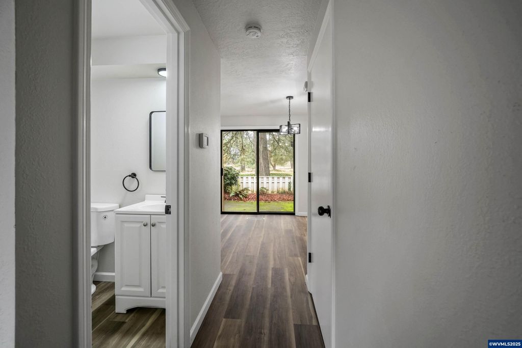 Image 8 of property listing at 6315 Fairway Av SE, Salem, OR 97306