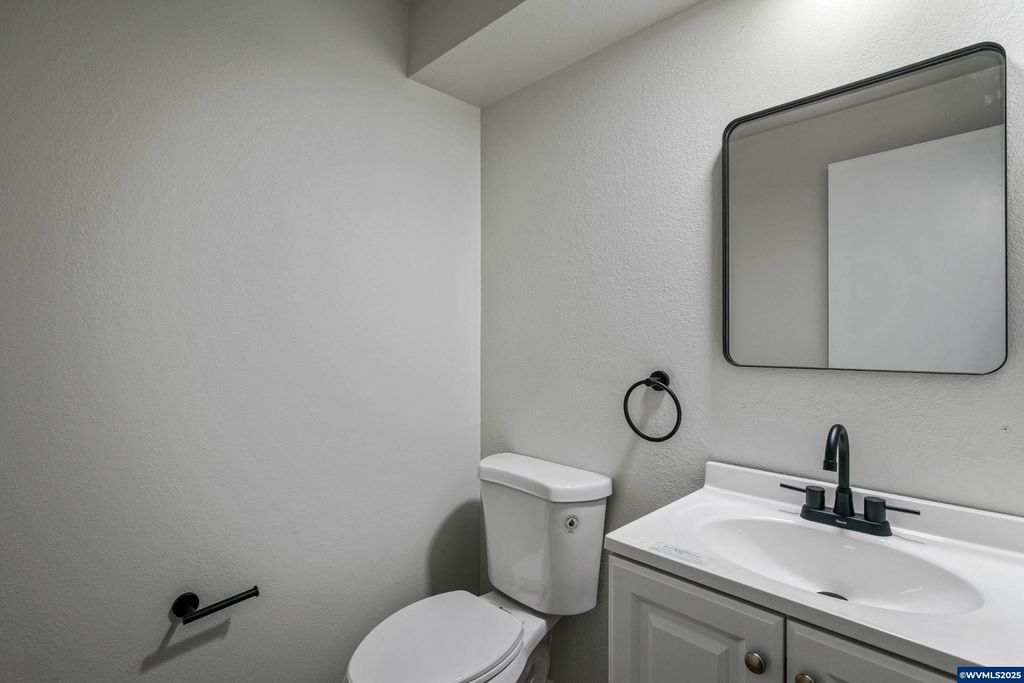 Image 9 of property listing at 6315 Fairway Av SE, Salem, OR 97306