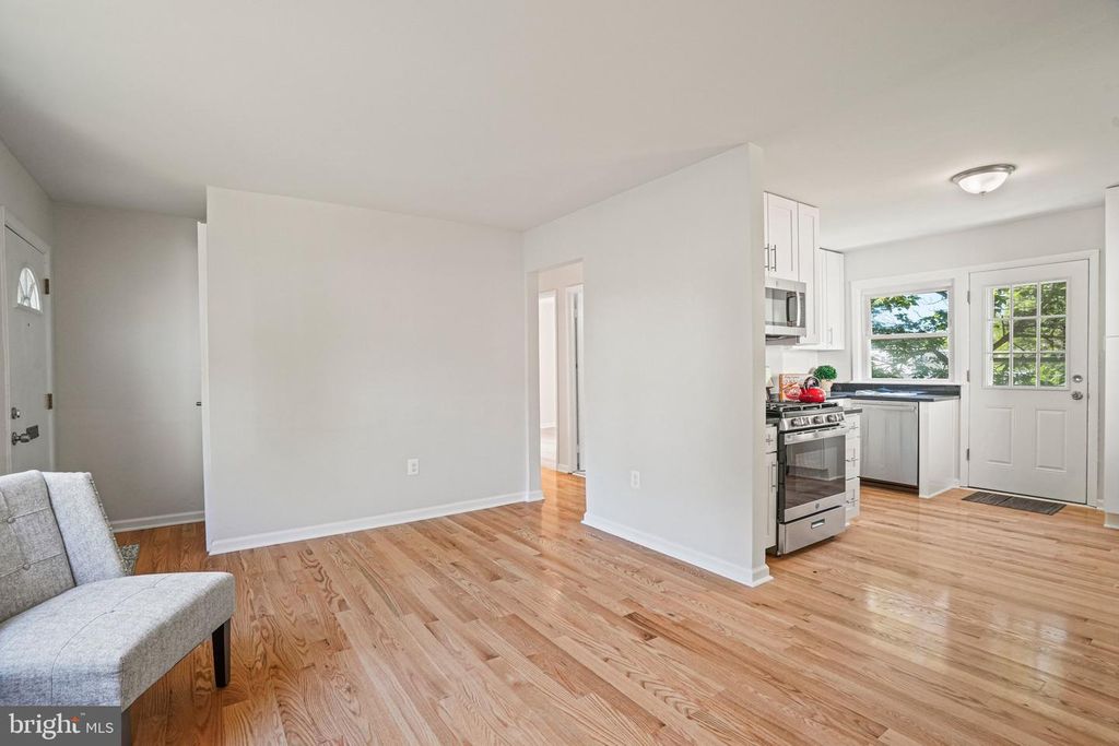 Image 5 of property listing at 616 RITCHIE AVE, Silver Spring, MD 20910