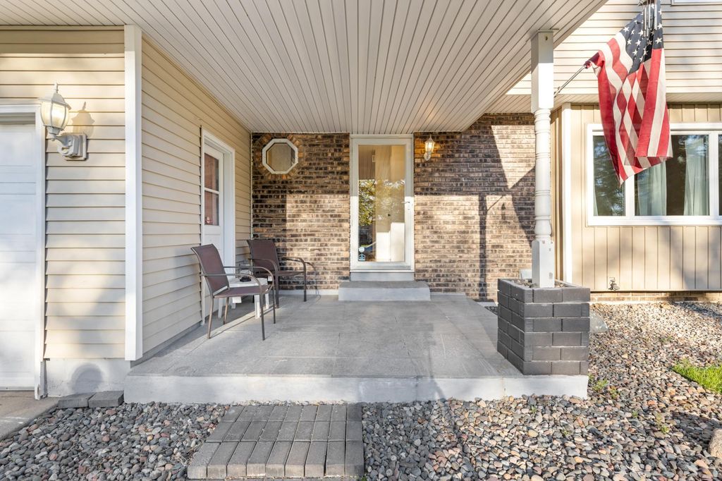 2904 Silver Lake Court NE, Saint Anthony, MN 55421 — photo 2