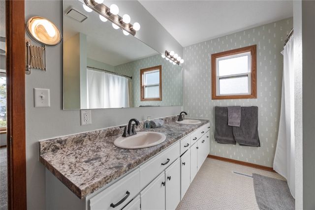 4433 Coventry Lane NE, Cedar Rapids, IA 52402