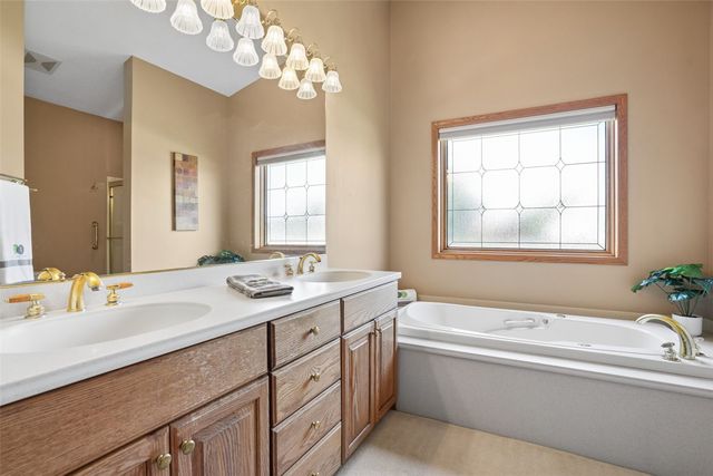 312 Brougham Court, Robins, IA 52328