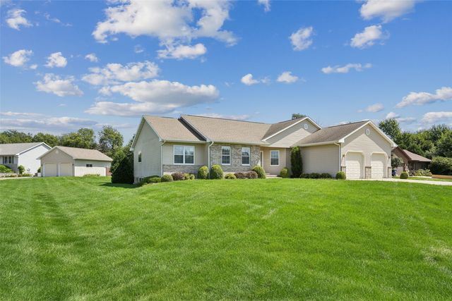 312 Brougham Court, Robins, IA 52328