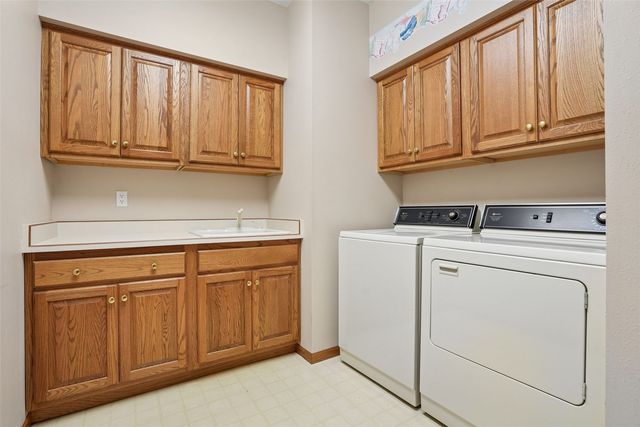 312 Brougham Court, Robins, IA 52328