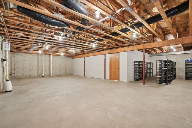 312 Brougham Court, Robins, IA 52328