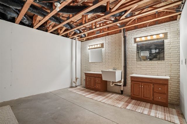 312 Brougham Court, Robins, IA 52328