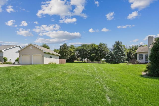 312 Brougham Court, Robins, IA 52328