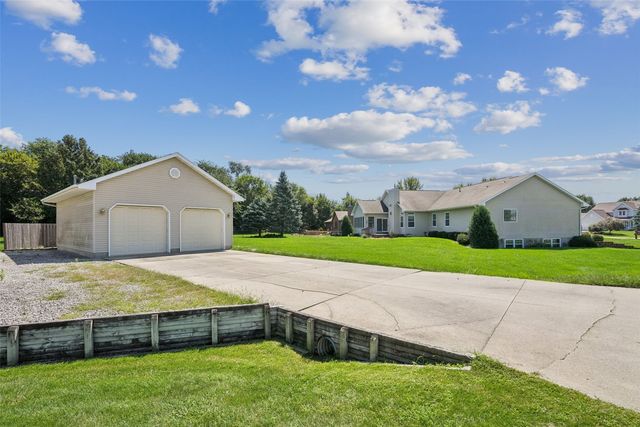 312 Brougham Court, Robins, IA 52328
