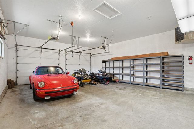 312 Brougham Court, Robins, IA 52328