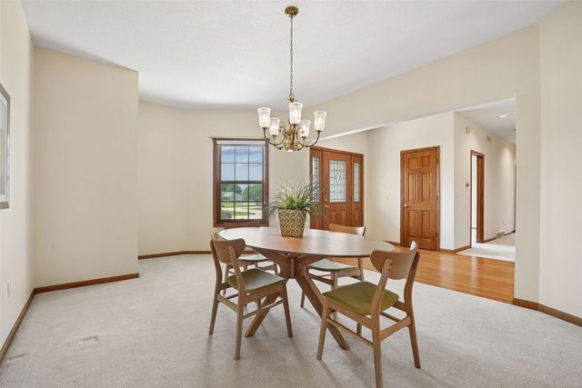 312 Brougham Court, Robins, IA 52328