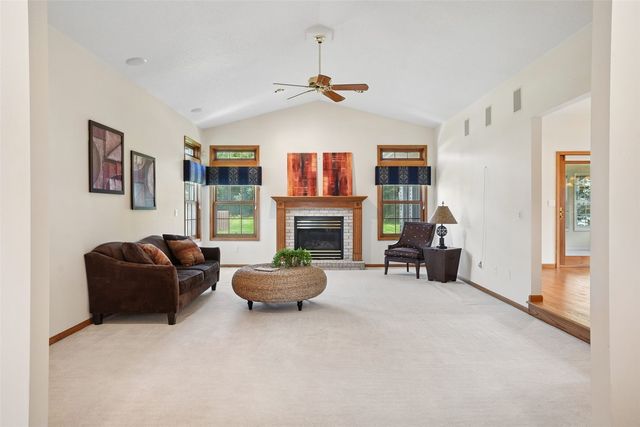 312 Brougham Court, Robins, IA 52328