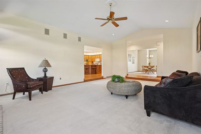 312 Brougham Court, Robins, IA 52328