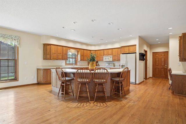 312 Brougham Court, Robins, IA 52328