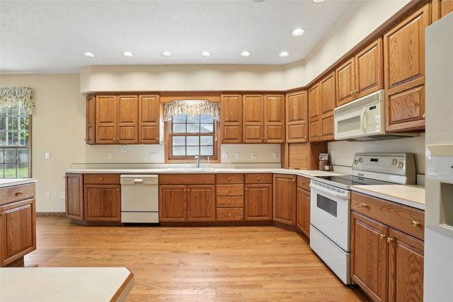 312 Brougham Court, Robins, IA 52328