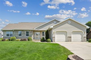 312 Brougham Court, Robins, IA 52328