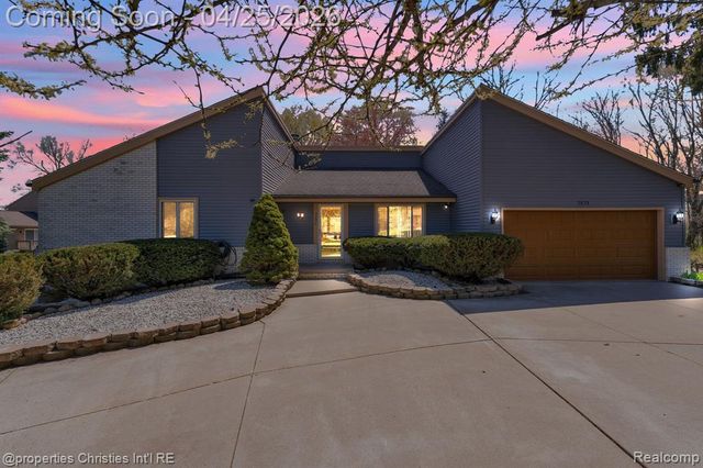 7573 Ashburton Court, West Bloomfield, MI 48322