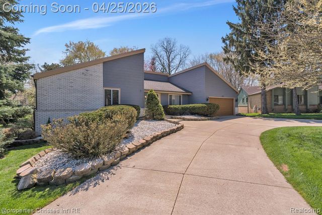 7573 Ashburton Court, West Bloomfield, MI 48322