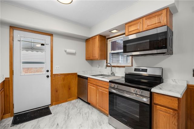 853 Jamestown Avenue, Elyria, OH 44035