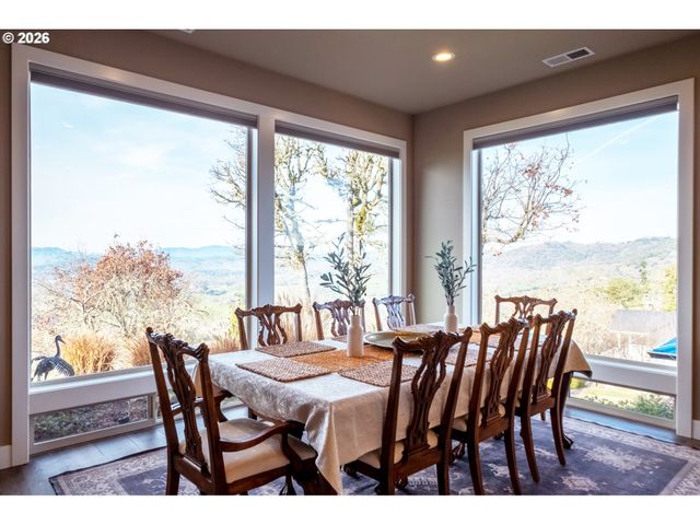 2960 Nw STACIE Ct, Roseburg, OR 97471