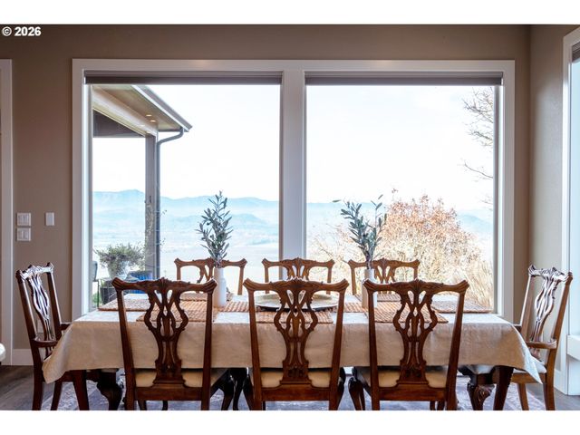 2960 Nw STACIE Ct, Roseburg, OR 97471