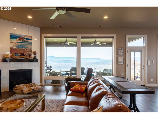 2960 Nw STACIE Ct, Roseburg, OR 97471