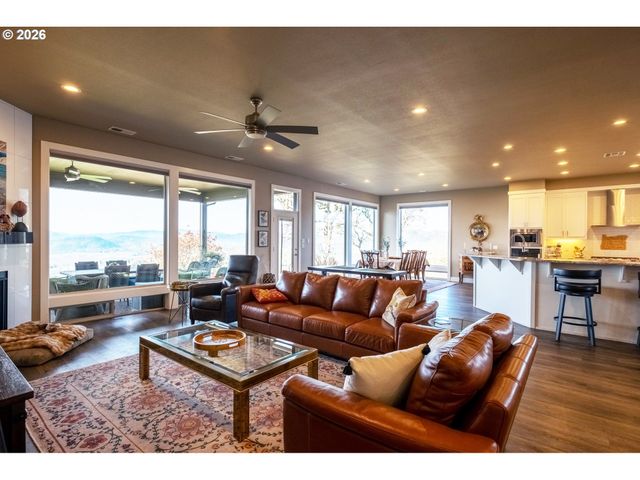 2960 Nw STACIE Ct, Roseburg, OR 97471