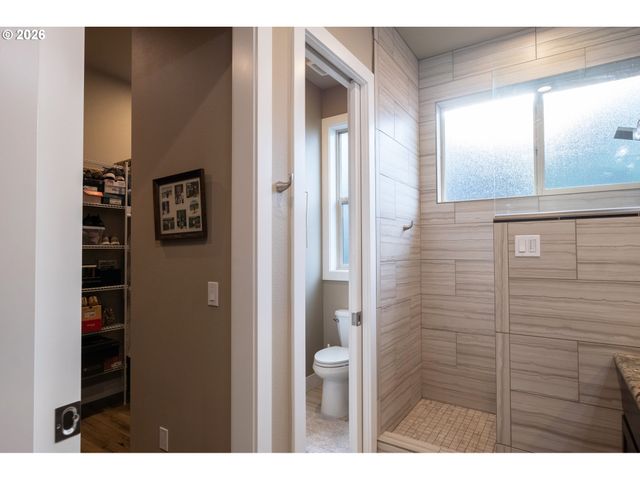 2960 Nw STACIE Ct, Roseburg, OR 97471